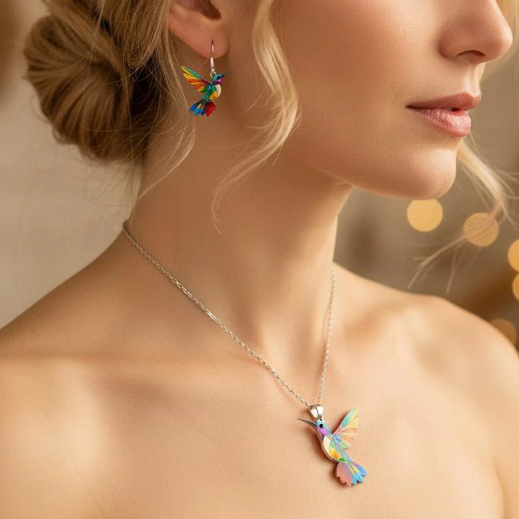 Éloria™ | Collier Colibri Arc-en-Ciel + Boucles d’oreilles assorties offertes