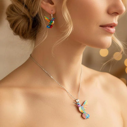 Éloria™ | Collier Colibri Arc-en-Ciel + Boucles d’oreilles assorties offertes